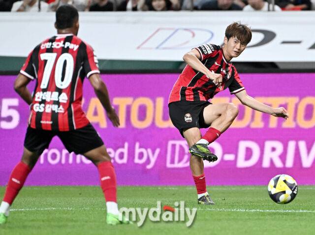 FC서울 김진수가 31일 오후 서울 상암동 서울월드컵경기장에서 진행된 'FC 바르셀로나 2025 아시아투어 에디션' FC바르셀로나와 FC서울의 경기에서 패스를 하고 있다./송일섭 기자