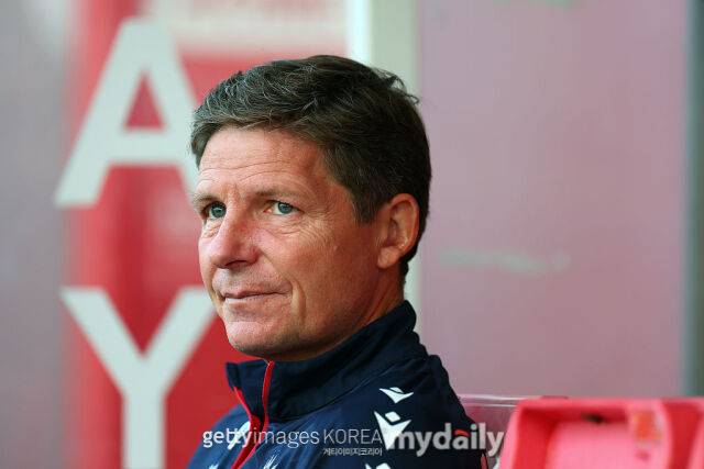 크리스탈 팰리스 구단 측에 경고의 메시지를 전한 올리버 글라스너 감독. /게티이미지코리아