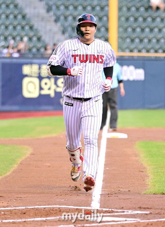 2025년 7월 31일 오후 서울 잠실구장에서 열린 '2025 신한 SOL뱅크 KBO 리그' KT 위즈와 LG 트윈스의 경기. LG 문보경이 2회말 선두타자 홈런을 친 뒤 홈으로 들어가고 있다./잠실=유진형 기자