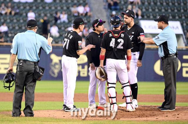 2025년 7월 31일 오후 서울 잠실구장에서 열린 '2025 신한 SOL뱅크 KBO 리그' KT 위즈와 LG 트윈스의 경기. KT 이강철 감독이 3회말 마운드에 올라 선발투수 헤이수스를 격려하고 있다./잠실=유진형 기자