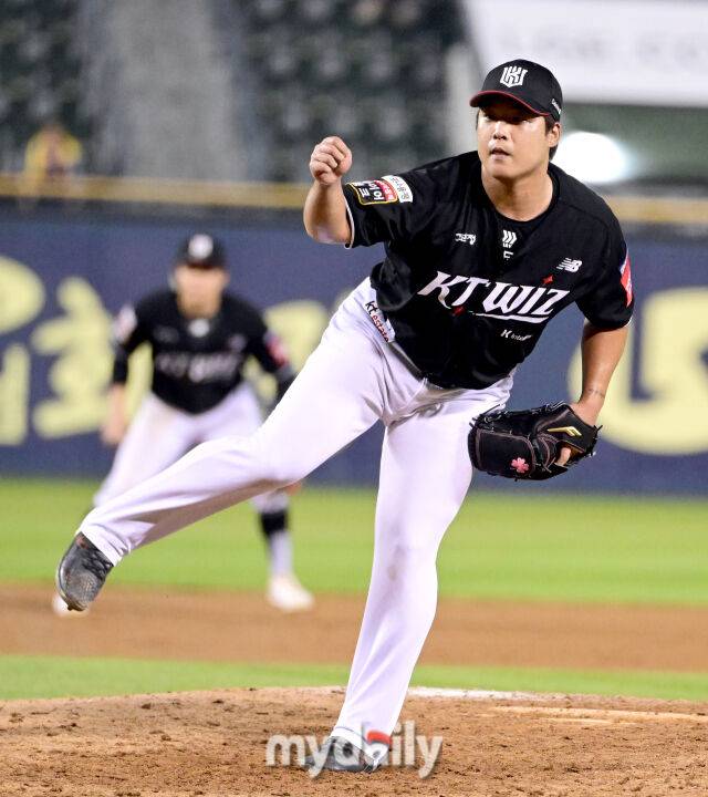 2025년 7월 31일 오후 서울 잠실구장에서 열린 '2025 신한 SOL뱅크 KBO 리그' KT 위즈와 LG 트윈스의 경기. KT 강백호가 8회말 구원등판해 역투하고 있다./잠실=유진형 기자