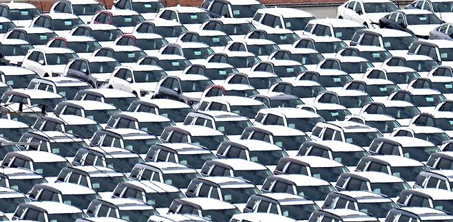 도널드 트럼프 미국 대통령이 30일(현지시간) 한국과 무역협정 합의에 도달했으며, 한국에 적용되는 관세율은 15%라고 밝혔다. 이번 합의에서 한국의 주력 수출품인 자동차에 대한 관세도 15%로 적용받은 것으로 알려졌다. 이날 오전 경기도 평택항 내 자동차 전용부두에 선적을 기다리는 수출용 차량이 세워져 있다.  평택=임세준 기자