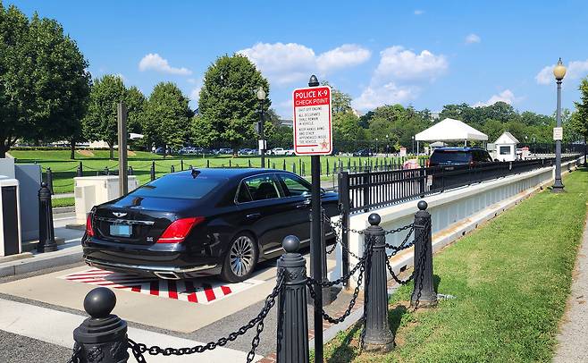 구윤철 경제부총리 겸 기획재정부 장관, 김정관 산업통상자원부 장관, 여한구 통상교섭본부장 등을 태운 한국 통상협상단 차량이 30일(현지시간) 도널드 트럼프 미 대통령과의 면담을 위해 미국 워싱턴D.C. 백악관 서쪽 출입문 검문소를 통과하고 있다. [연합]