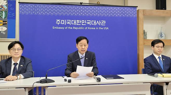구윤철 부총리 겸 기획재정부 장관(가운데), 김정관 산업통상자원부 장관(왼쪽), 여한구 통상교섭본부장이 30일(현지시간) 미국 워싱턴DC 주미한국대사관에서 한미 무역협상 타결과 관련해 기자회견을 하고 있다. <연합뉴스>