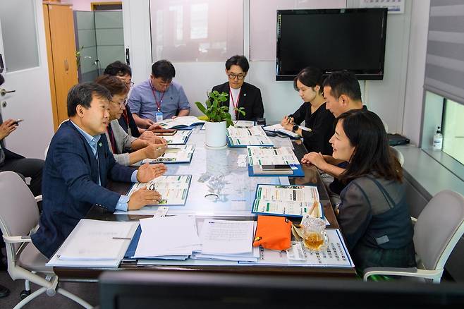 남한권 군수가 환경부를 방문해 노후상수도관망 정비사업등을 설명하고 있다[울릉군 제공]