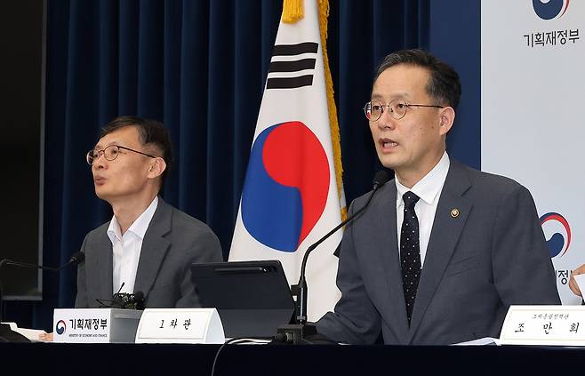 이형일 기획재정부 1차관(오른쪽)이 지난 29일 정부세종청사 민원동 브리핑실에서 2025 세제 개편안 상세 브리핑을 하고 있다. 왼쪽은 박금철 세제실장. [연합]