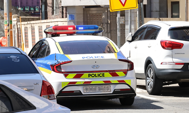 지난 29일 낮 12시 8분께 대전 서구 괴정동 주택가에서 한 남성이 30대 여성을 흉기로 찌르고 도주했다. 경찰은 피해 여성의 전 연인으로 추정되는 20대 남성 용의자를 30일 오전 11시45분께 긴급체포했다. 사진은 현장 근처에 있는 경찰 순찰차. [연합]