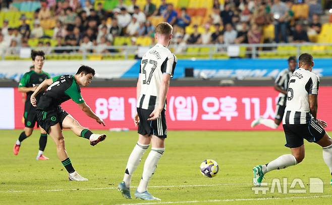 [수원=뉴시스] 이영환 기자 = 30일 오후 경기 수원시 팔달구 수원월드컵경기장에서 열린 2025 쿠팡플레이 시리즈 뉴캐슬 유나이티드와 팀 K리그의 경기, 팀 K리그 이동경이 슛을 하고 있다. 2025.07.30. 20hwan@newsis.com