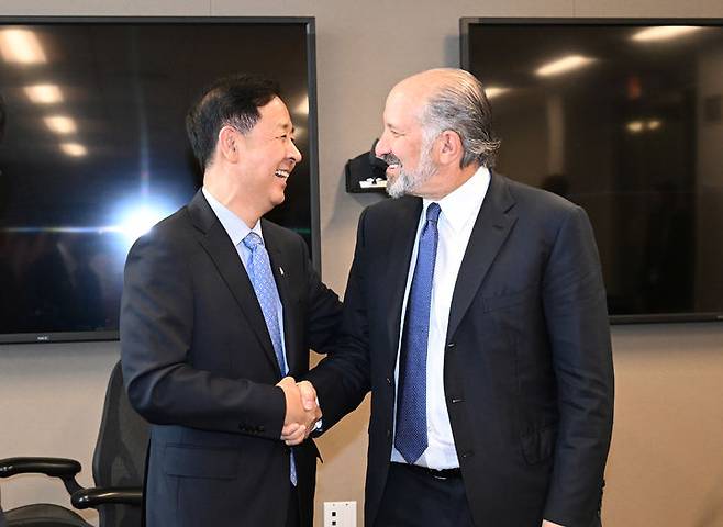 [서울=뉴시스] 한-미 통상협의차 미국 워싱턴DC를 방문 중인 구윤철 부총리 겸 기획재정부 장관이 29일(현지시간) 미국 상무부에서 하워드 러트닉 상무장관과 통상협의에 앞서 악수를 하고 있다. (사진=기획재정부 제공) 2025.07.30. photo@newsis.com *재판매 및 DB 금지