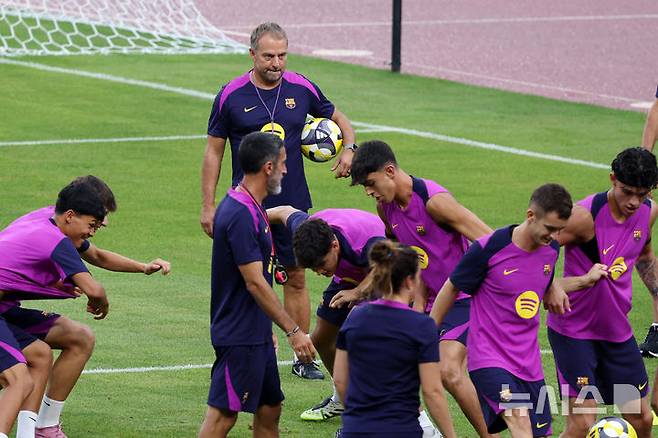 [고양=뉴시스] 조성우 기자 = 한지 플릭 FC바르셀로나 감독이 30일 오후 경기 고양시 고양종합운동장에서 선수들의 훈련을 지켜보고 있다.  바르셀로나는 오는 31일 오후 8시 서울월드컵경기장에서 K리그1 FC서울과 1경기, 내달 4일 오후 8시 대구스타디움에서 대구FC와 2경기를 치른다. 2025.07.30. xconfind@newsis.com