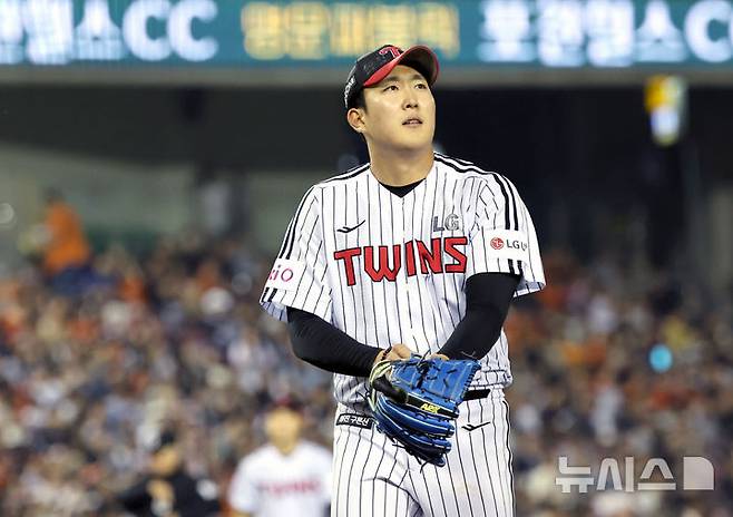 [서울=뉴시스] 김금보 기자 = 5월29일 서울 송파구 잠실야구장에서 열린 프로야구 2025 KBO리그 한화 이글스와 LG 트윈스의 경기, 7회초 2사 주자 없는 상황 LG 선발 손주영이 한화 이재원을 중견수 플라이로 잡아낸 뒤 안도하고 있다. 2025.05.29. kgb@newsis.com