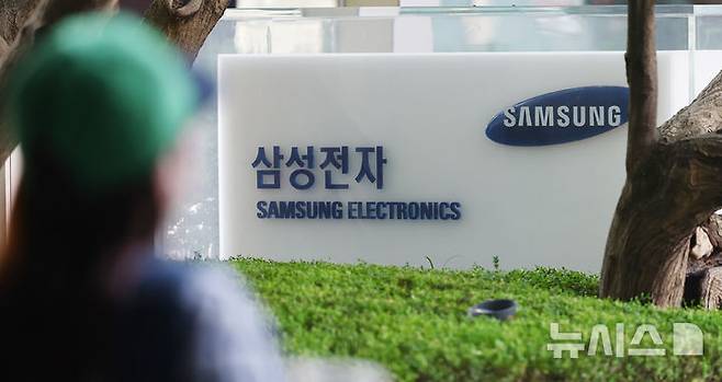 [서울=뉴시스] 박주성 기자 = 8일 서울 서초구 삼성전자 서초사옥에 직원들이 오가고 있다.삼성전자는 8일 '2025년 2분기 잠정실적' 발표를 통해 올 2분기 매출 74조원, 영업이익 4조6000억원 수준을 기록했다고 공시했다.매출은 전년 같은 기간 74조700억원 대비 0.09% 감소했고, 영업이익은 10조4400억원 대비 55.94% 줄었다.특히 영업이익은 증권사 추정 컨센서스(3개월 평균) 6조1833억원 대비 1조5000억원가량 적었다. 전기 대비로는 매출이 6.49% 증가했으나, 영업이익이 31.24% 감소했다. 2025.07.08. park7691@newsis.com