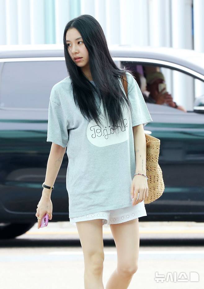 [인천공항=뉴시스] 김혜진 기자 = 그룹 트와이스 채영이 롤라팔루자 시카고 참석을 위해 31일 인천국제공항을 통해 미국 시카고로 출국하고 있다. 2025.07.31. jini@newsis.com