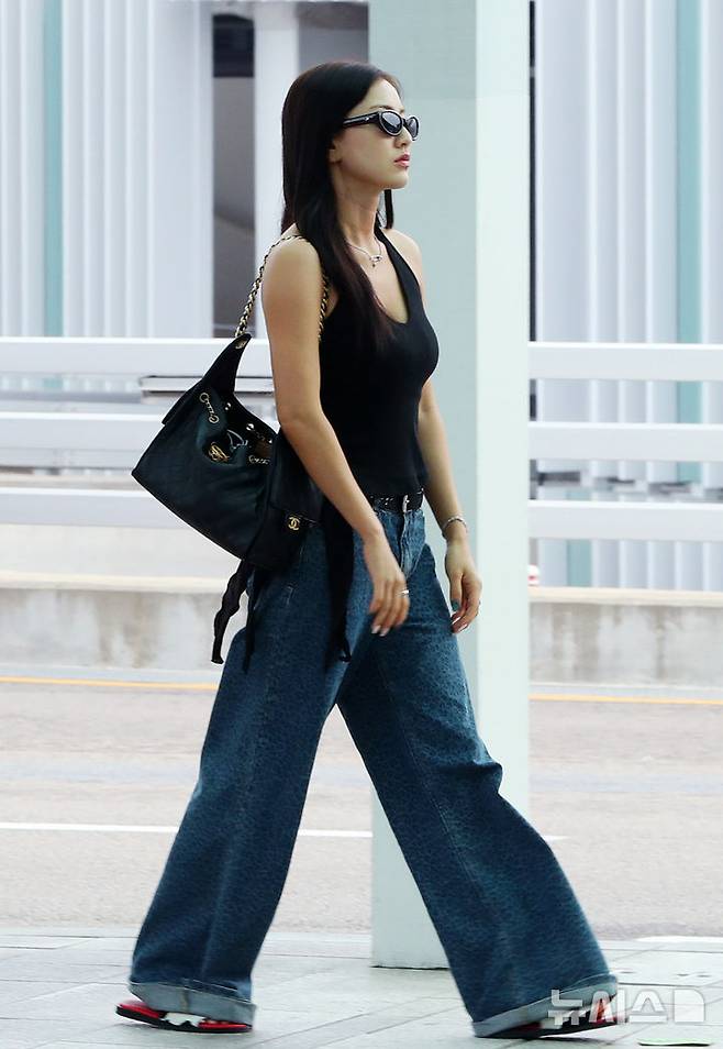 [인천공항=뉴시스] 김혜진 기자 = 그룹 트와이스 지효가 롤라팔루자 시카고 참석을 위해 31일 인천국제공항을 통해 미국 시카고로 출국하고 있다. 2025.07.31. jini@newsis.com