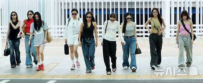 [인천공항=뉴시스] 김혜진 기자 = 그룹 트와이스가 롤라팔루자 시카고 참석을 위해 31일 인천국제공항을 통해 미국 시카고로 출국하고 있다. 2025.07.31. jini@newsis.com