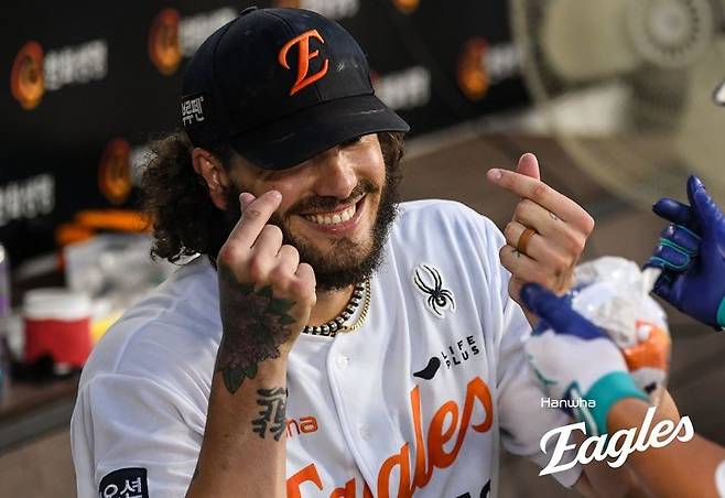 [서울=뉴시스]프로야구 한화 이글스의 외국인 에이스 투수 폰세가 30일 대전 한화생명볼파크에서 열린 2025 신한 쏠뱅크 KBO리그 삼성 라이온즈와의 경기에 선발 등판해 6이닝 무실점 완벽투를 펼친 뒤 동료와 기뻐하고 있다. 이날 폰세는 개막 13연승을 질주했다. (사진=한화 이글스 제공) 2025.07.31.  *재판매 및 DB 금지