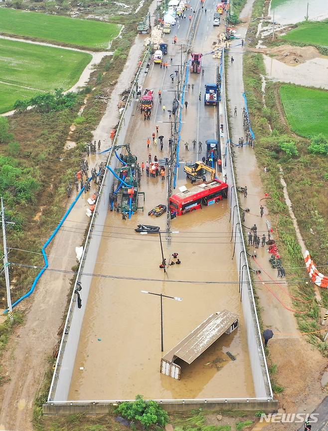 [청주=뉴시스] 연종영 기자 = 침수 하루가 지난 16일 충북 청주시 오송읍 궁평2 지하차도에서 물빼기와 인명 수색 작업이 진행되고 있다.2023.07.16. photo@newsis.com