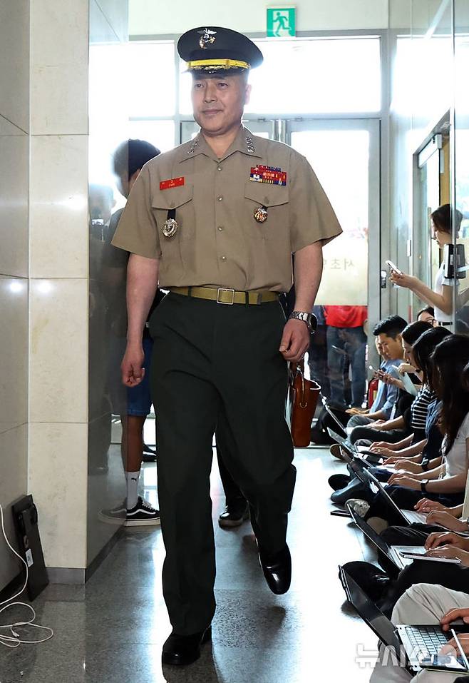 [서울=뉴시스] 최진석 기자 = 박정훈 해병대수사단장(대령)이 31일 서울 서초구 이명현 순직 해병 특별검사 사무실로 참고인 조사를 받기 위해 2차 출석하고 있다. 2025.07.31. myjs@newsis.com