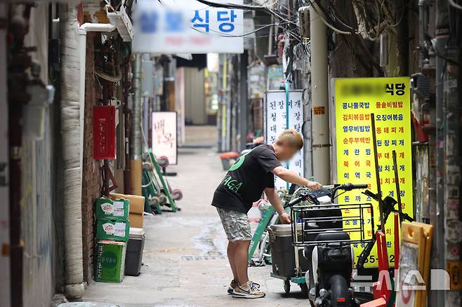 [서울=뉴시스] 권창회 기자 =27일 서울 중구 명동 거리 내 한 매장에서 자영업자들이 손님맞이 준비를 하고 있다. 한국경제인협회(한경협)에 따르면 여론조사기관 모노리서치에 의뢰해 전국 자영업자 500명을 대상으로 자영업자 경영환경 인식조사를 실시한 결과 응답자 63.4%는 전년 대비 올해 경영상황이 '악화'됐다고 답했다. '비슷'하다는 29.8%였으며, '개선'은 6.8%에 그쳤다. 2025.06.27. kch0523@newsis.com