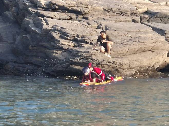 [태안=뉴시스] 해경이 31일 오후 5시52분께 충남 태안 원북면 민어도 갯벌에 고립된 관광객 2명을 동력구조보드를 이용해 구조하고 있다. (사진=태안군 제공) 2025.07.31. photo@newsis.com *재판매 및 DB 금지