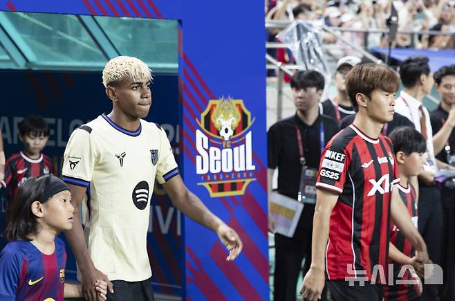 [서울=뉴시스] 김근수 기자 = 31일 서울 마포구 상암월드컵경기장에서 열린 FC 바르셀로나 2025 아시아 투어 FC 바르셀로나 대 FC서울의 경기 시작 전 FC바르셀로나 라민 야말이 경기장으로 들어서고 있다. 2025.07.31. ks@newsis.com