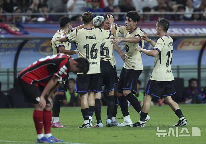 [서울=뉴시스] 김근수 기자 = 31일 서울 마포구 상암월드컵경기장에서 열린 FC 바르셀로나 2025 아시아 투어 FC 바르셀로나 대 FC서울의 경기, FC바르셀로나 크리스텐센이 팀의 네 번째 골을 성공시키고 동료들과 기쁨을 나누고 있다. 2025.07.31. ks@newsis.com