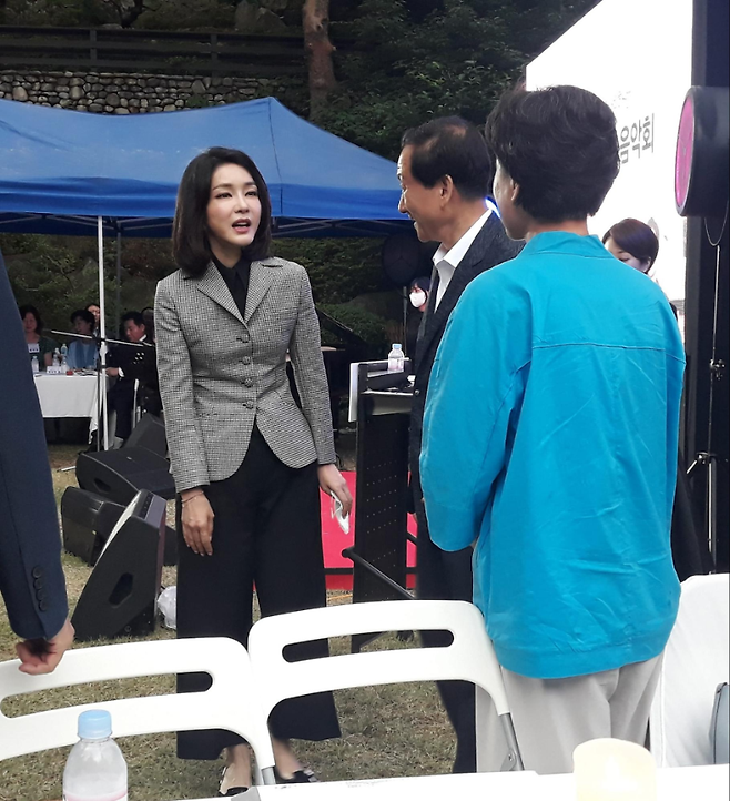 김건희와 류희림 당시 경주세계문화엑스포 대표가 이야기 나누고 있는 모습 (출처: 허행일 시인 페이스북)