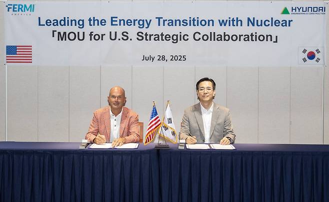 현대건설-페르미 아메리카 ‘첨단 에너지 및 인텔리전스 캠퍼스 공동 개발을 위한 업무협약’ 체결식: 현대건설 이한우 대표(오른쪽)와 페르미 아메리카 토비 노이게바우어 공동 창립자(왼쪽) 현대건설 제공
