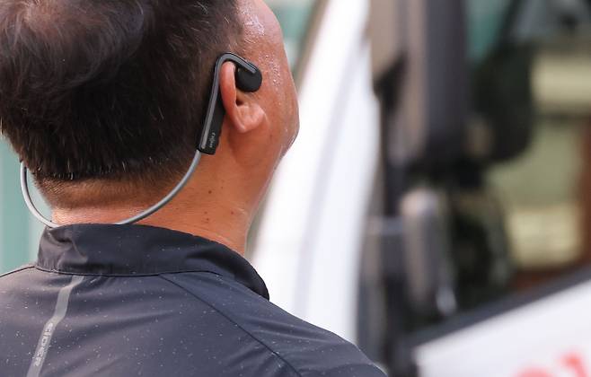 전북 전주에 6일째 폭염특보가 내려진 25일, 전주시 완산구 효자동의 한 아파트단지에서 창호 교체 작업을 하는 한 노동자의 얼굴에 땀이 가득하다. 연합뉴스