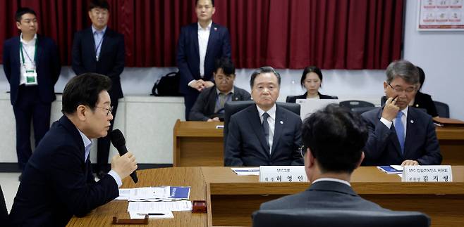 이재명 대통령이 25일 경기 시흥시 SPC 삼립 시흥 공장에서 열린 산업재해 근절 현장 노사간담회에서 발언하고 있는 가운데 허영인 SPC그룹 회장(오른쪽에서 두번째)가 참석해 있다. 연합뉴스