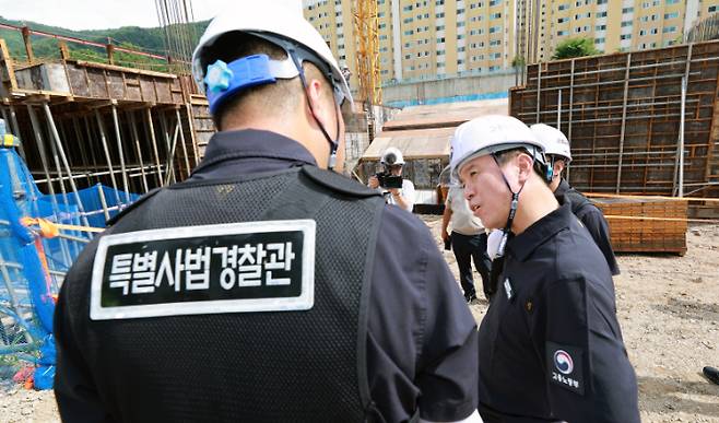 김영훈 고용노동부 장관이 22일 경기도 남양주시 건설공사 현장을 방문해 건설노동자들의 안전실태를 점검하고 있다. 고용노동부 제공