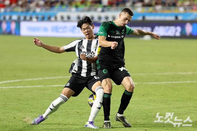 30일 수원월드컵경기장에서 열린 2025 쿠팡플레이 시리즈 팀 K리그와 뉴캐슬 유나이티드의 경기. 뉴캐슬 박승수가 몸싸움하고 있다. 수원=박종민 기자