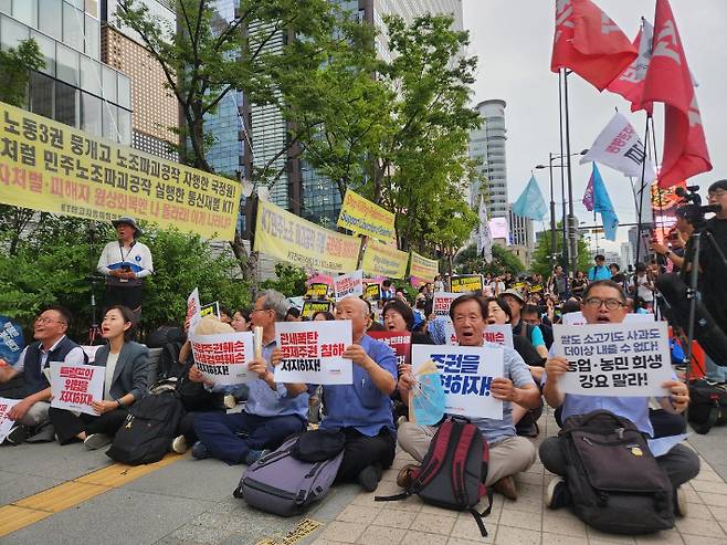 시민사회단체들은 지난 30일부터 한미 통상협상 종료까지 주한 미국대사관 인근에서 밤샘 농성을 진행했다. 연합뉴스