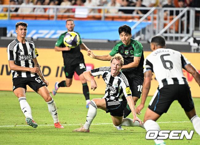 [OSEN=수원, 지형준 기자] 30일 오후 수원월드컵경기장에서 2025 쿠팡플레이 시리즈 팀 K리그와 프리미어리그의 명문 클럽 뉴캐슬 유나이티드의 경기가 열렸다.뉴캐슬의 한국 방문은 창단 133년 만에 처음이다. 국내에서 뉴캐슬의 인지도는 상대적으로 낮은 편이지만, 최근 박승수의 영입으로 주목받고 있다. 뉴캐슬은 팀 K리그와 경기에 이어 8월 3일 서울월드컵경기장에서 토트넘 홋스퍼와 경기를 치른다.전반 팀 K리그 전진우가 슛을 시도하고 있다. 2025.07.30 / jpnews@osen.co.kr