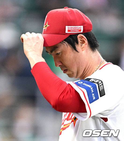 [OSEN=인천, 이대선 기자] 30일 오후 인천 SSG랜더스필드에서 2025 신한 SOL Bank KBO리그 SSG 랜더스와 키움 히어로즈의 경기가 열렸다.SSG는 문승원, 키움은 정현우를 선발 투수로 내세웠다.3회초 수비를 마친 SSG 문승원이 아쉬운 표정으로 더그아웃으로 가고 있다. 2025.07.30 /sunday@osen.co.kr