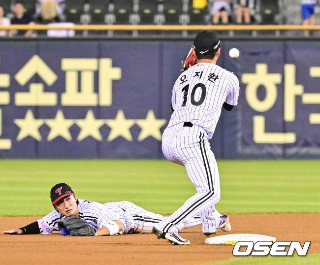 [OSEN=잠실, 박준형 기자] 30일 오후 서울 잠실구장에서 ‘2025 신한 SOL BANK KBO리그’ LG 트윈스와 KT 위즈의 경기가 진행됐다.이날 LG는 손주영(8승 6패)을 KT는 패트릭(0승 0패)을 선발투수로 내세웠다. 6회초 무사 1루 KT 배정대의 병살타때 신민재 2루수가 오지환 유격수에게 글러브 토스를 하고 있다. 2025.07.30  / soul1014@osen.co.kr