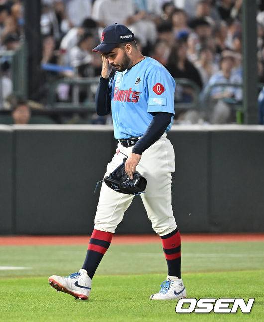 [OSEN=부산, 이석우 기자] 30일 부산 사직야구장에서 2025 신한 SOL 뱅크 KBO 리그 롯데 자이언츠와 NC 다이노스의 경기가 열렸다. 홈팀 롯데는 감보아가, 방문팀 NC는 목지훈이 선발 출전했다.롯데 자이언츠 선발 투수 감보아가 실점이 늘어나자 아쉬워하고 있다. 2025.07.30 / foto0307@osen.co.kr