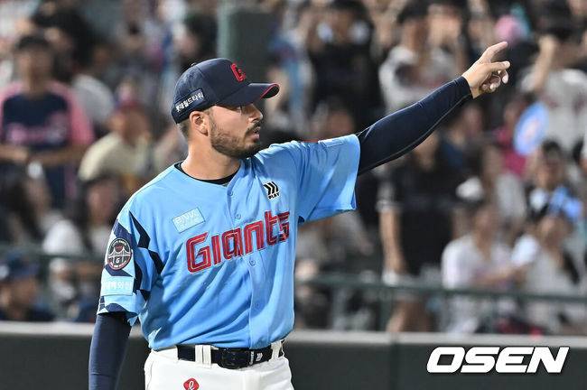 [OSEN=부산, 이석우 기자] 30일 부산 사직야구장에서 2025 신한 SOL 뱅크 KBO 리그 롯데 자이언츠와 NC 다이노스의 경기가 열렸다. 홈팀 롯데는 감보아가, 방문팀 NC는 목지훈이 선발 출전했다.롯데 자이언츠 감보아가 4회초 2사 1루 NC 다이노스 김주원의 3루 땅볼 포구 실책 후 3루까지 노린 김형준을 아웃시킨 레이예스에게 감사 인사를 하고 있다. 2025.07.30 / foto0307@osen.co.kr