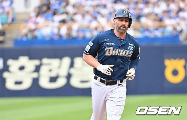 [OSEN=대구, 이석우 기자] 6일 대구삼성라이온즈파크에서 2025 신한 SOL 뱅크 KBO 리그 삼성 라이온즈와 NC 다이노스의 경기가 열렸다. 홈팀 삼성은 원태인이, 방문팀 NC는 김녹원이 선발 출전했다. NC 다이노스 데이비슨이 2회초 좌월 솔로 홈런을 치고 그라운드를 돌고 있다. 2025.06.06 / foto0307@osen.co.kr