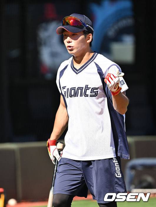 [OSEN=부산, 이석우 기자] 25일 부산 사직야구장에서 2025 신한 SOL 뱅크 KBO 리그 롯데 자이언츠와 KIA 타이거즈의 경기가 열린다. 홈팀 롯데는 데이비슨이, 방문팀 KIA는 김건국이 선발 출전한다.롯데 자이언츠 장두성이 훈련을 하고 있다. 2025.07.25 / foto0307@osen.co.kr