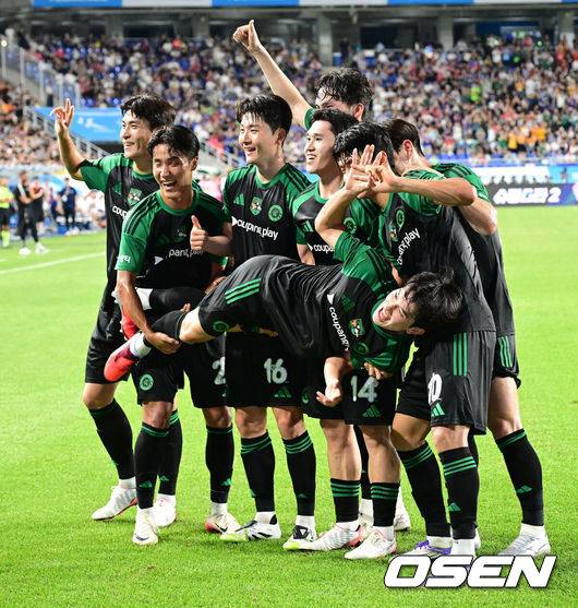 [OSEN=수원, 지형준 기자] 30일 오후 수원월드컵경기장에서 2025 쿠팡플레이 시리즈 팀 K리그와 프리미어리그의 명문 클럽 뉴캐슬 유나이티드의 경기가 열렸다.뉴캐슬의 한국 방문은 창단 133년 만에 처음이다. 국내에서 뉴캐슬의 인지도는 상대적으로 낮은 편이지만, 최근 박승수의 영입으로 주목받고 있다. 뉴캐슬은 팀 K리그와 경기에 이어 8월 3일 서울월드컵경기장에서 토트넘 홋스퍼와 경기를 치른다.전반 팀 K리그 김진규가 선제골을 넣고 동료선수들과 기뻐하고 있다. 2025.07.30 / jpnews@osen.co.kr