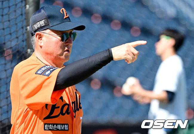 [OSEN=대전, 최규한 기자] 25일 대전 한화생명볼파크에서 ‘2025 신한 SOL Bank KBO리그’ 한화 이글스와 SSG 랜더스의 경기가 열린다.홈팀 한화는 라이언 와이스, 방문팀 SSG는 드류 앤더슨을 선발로 내세운다.경기를 앞두고 한화 김경문 감독이 선수들의 훈련을 주시하고 있다. 2025.07.25 / dreamer@osen.co.kr
