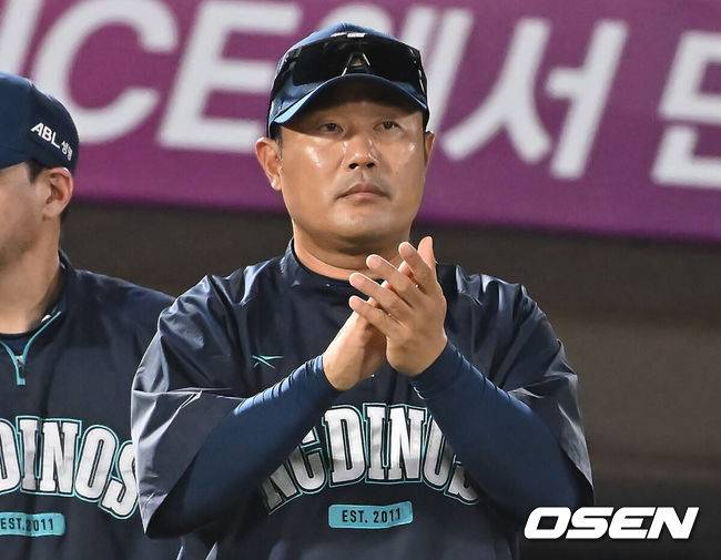 [OSEN=부산, 이석우 기자] 30일 부산 사직야구장에서 2025 신한 SOL 뱅크 KBO 리그 롯데 자이언츠와 NC 다이노스의 경기가 열렸다. 홈팀 롯데는 감보아가, 방문팀 NC는 목지훈이 선발 출전했다.NC 다이노스 이호준 감독이 롯데 자이언츠에 9-4로 승리한 후 기쁨의 박수를 치고 있다. 2025.07.30 / foto0307@osen.co.kr