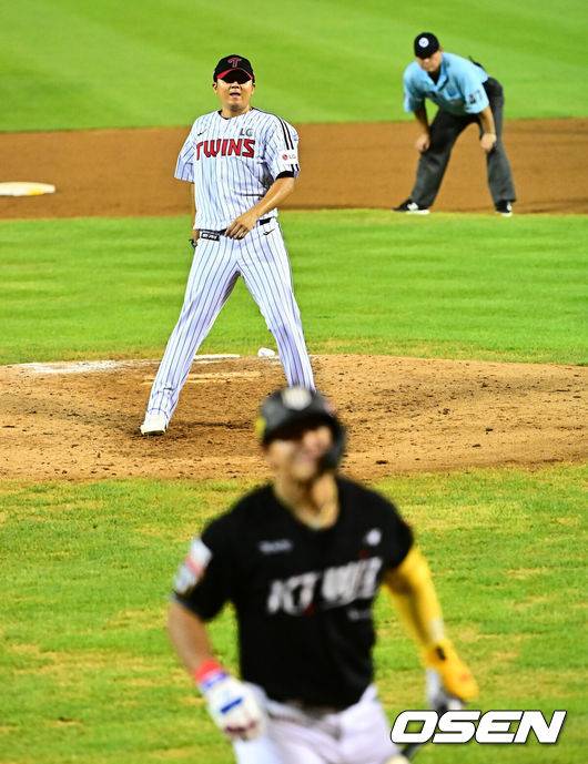 [OSEN=잠실, 지형준 기자] 31일 오후 서울 잠실구장에서 ‘2025 신한 SOL Bank KBO리그’ LG 트윈스와 KT 위즈의 경기가 열렸다.LG는 송승기, KT는 헤이수스가 선발로 나섰다.5회초 2사 1루에서 LG 송승기와 KT 안현민이 맞대결을 펼치고 있다. 2025.07.31 / jpnews@osen.co.kr