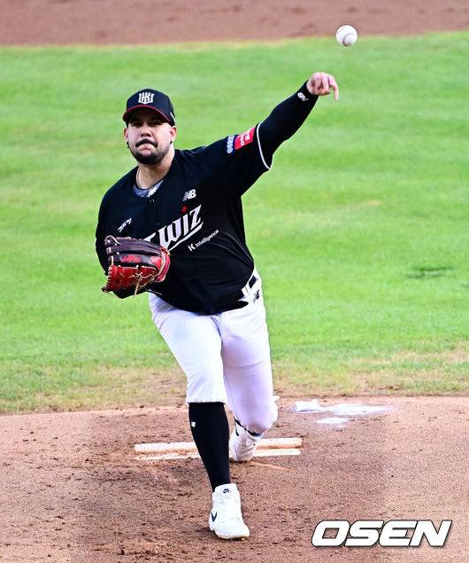 [OSEN=잠실, 지형준 기자] 31일 오후 서울 잠실구장에서 ‘2025 신한 SOL Bank KBO리그’ LG 트윈스와 KT 위즈의 경기가 열렸다.LG는 송승기, KT는 헤이수스가 선발로 나섰다.1회말 KT 헤이수스가 역투하고 있다. 2025.07.31 / jpnews@osen.co.kr
