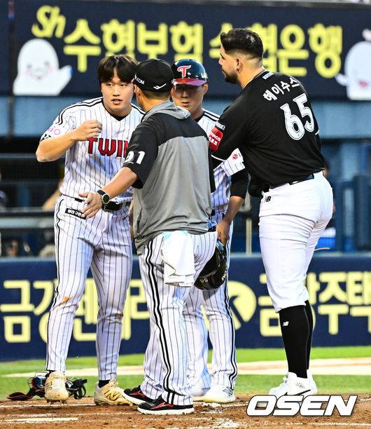 [OSEN=잠실, 지형준 기자] 31일 오후 서울 잠실구장에서 ‘2025 신한 SOL Bank KBO리그’ LG 트윈스와 KT 위즈의 경기가 열렸다.LG는 송승기, KT는 헤이수스가 선발로 나섰다.3회말 1사 1루에서 KT 헤이수스가 대타로 나선 LG 손용준 머리를 맞추며 사과를 하고 있다. 헤이수스는 헤드샷 퇴장. 2025.07.31 / jpnews@osen.co.kr
