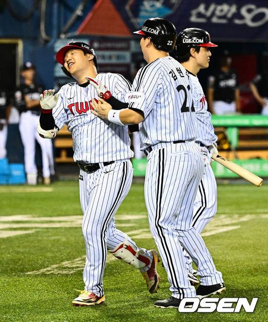 [OSEN=잠실, 지형준 기자] 31일 오후 서울 잠실구장에서 ‘2025 신한 SOL Bank KBO리그’ LG 트윈스와 KT 위즈의 경기가 열렸다.LG는 송승기, KT는 헤이수스가 선발로 나섰다.4회말 1사 1루에서 LG 문보경이 우월 투런포를 날리며 김현수와 기뻐하고 있다. 2025.07.31