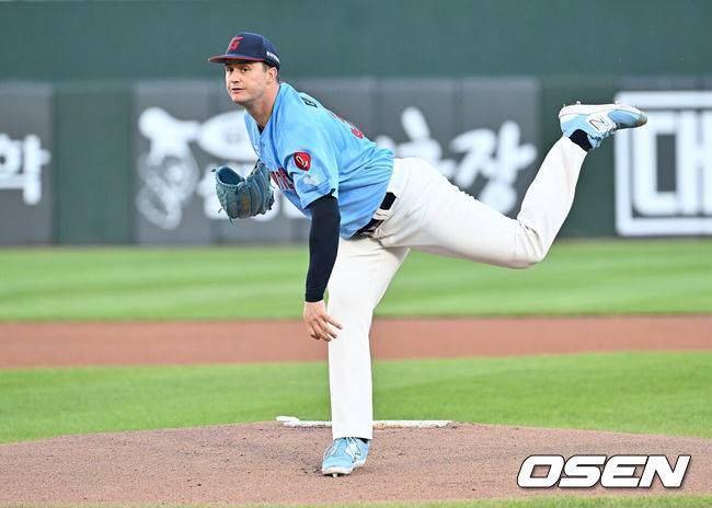 [OSEN=부산, 이석우 기자] 31일 부산 사직야구장에서 2025 신한 SOL 뱅크 KBO 리그 롯데 자이언츠와 NC 다이노스의 경기가 열렸다. 홈팀 롯데는 데이비슨이, 방문팀 NC는 김녹원이 선발 출전했다.롯데 자이언츠 선발 투수 데이비슨이 역투하고 있다. 2025.07.31 / foto0307@osen.co.kr
