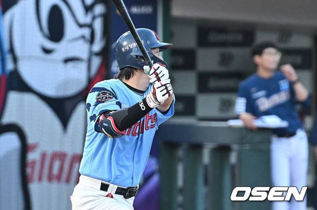 [OSEN=부산, 이석우 기자] 31일 부산 사직야구장에서 2025 신한 SOL 뱅크 KBO 리그 롯데 자이언츠와 NC 다이노스의 경기가 열렸다. 홈팀 롯데는 데이비슨이, 방문팀 NC는 김녹원이 선발 출전했다.롯데 자이언츠 나승엽이 2회말 1사 1,2루 좌익수 오른쪽 2타점 2루타를 치고 있다. 2025.07.31 / foto0307@osen.co.kr