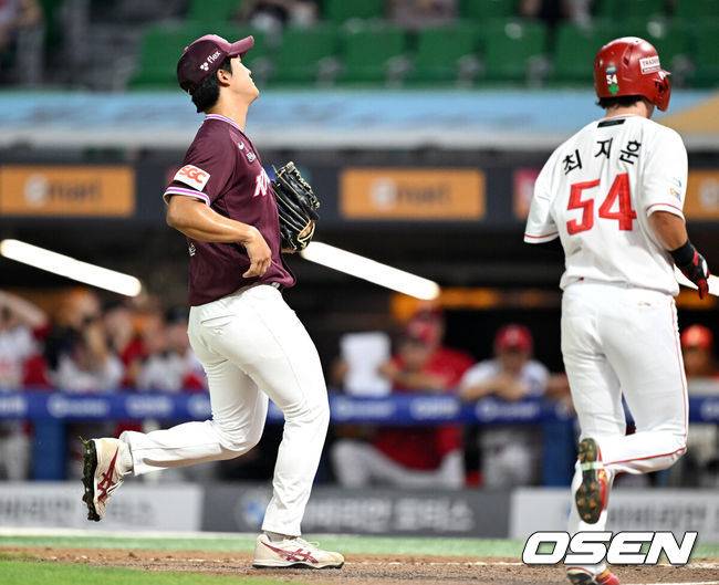 [OSEN=인천, 이대선 기자] 31일 오후 인천 SSG랜더스필드에서 2025 신한 SOL Bank KBO리그 SSG 랜더스와 키움 히어로즈의 경기가 열렸다.SSG는 앤더슨, 키움은 김연주를 선발 투수로 내세웠다.8회말 1사 만루에서 키움 전준표가 폭투로 실점하고 있다. 2025.07.31 /sunday@osen.co.kr